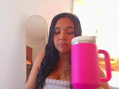 loreaniss online show from March 4, 7:43 pm