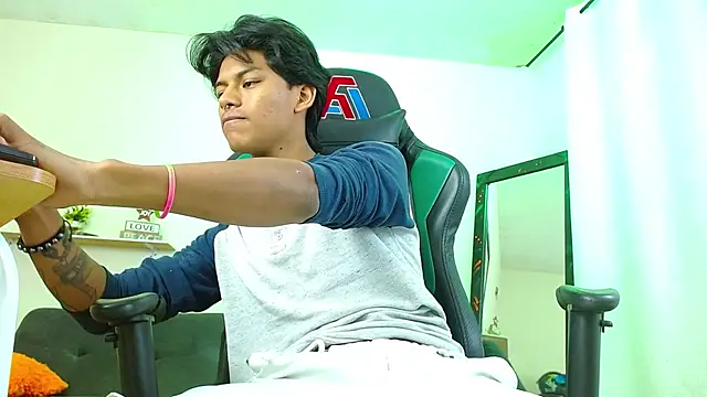 Snapshot of dreyk20 chatting on November 15, 2:54 pm dreyk20 online show from November 15, 2:54 pm