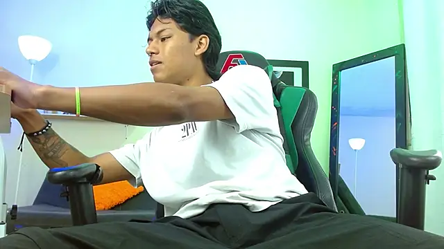 Snapshot of dreyk20 chatting on November 25, 1:55 pm dreyk20 online show from November 25, 1:55 pm