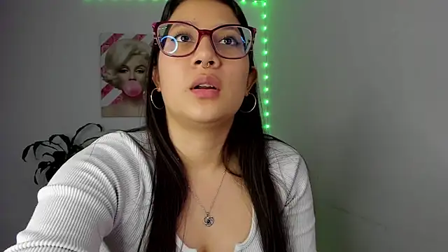Snapshot of rouse_red chatting on September 16, 7:37 pm rouse red online show from September 16, 7:37 pm
