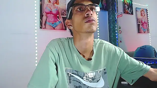 Snapshot of briamhoconor_xh chatting on October 31, 11:44 pm briamhoconor xh online show from October 31, 11:44 pm