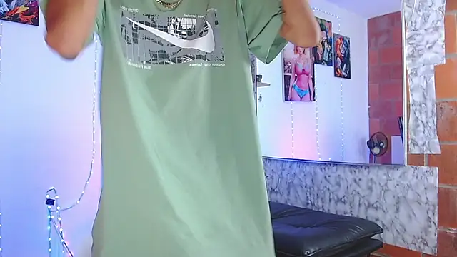 Snapshot of briamhoconor_xh chatting on October 13, 10:21 pm briamhoconor xh online show from October 13, 10:21 pm