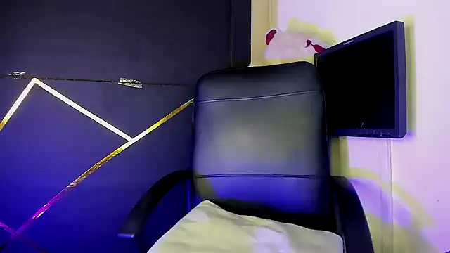 Snapshot of Kylie_Moan chatting on December 1, 6:36 am Kylie Moan online show from December 1, 6:36 am