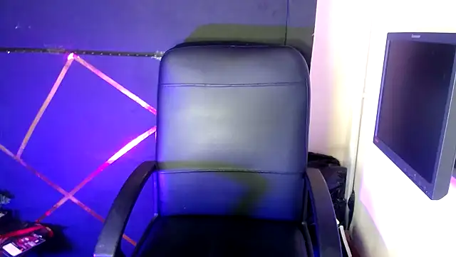 Snapshot of Kylie_Moan chatting on December 2, 2:23 am Kylie Moan online show from December 2, 2:23 am