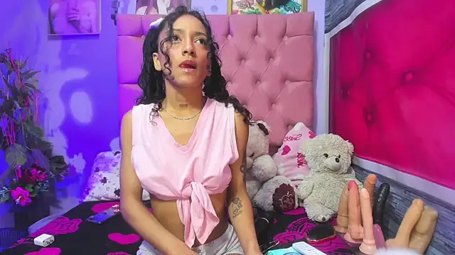 Snapshot of Kylie_Moan chatting on November 4, 4:27 am Kylie Moan online show from November 4, 4:27 am