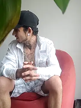 Snapshot of Tattoboy19cm chatting on October 4, 3:24 pm Tattoboy19cm online show from October 4, 3:24 pm