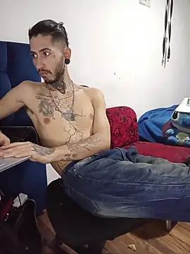 Snapshot of Tattoboy19cm chatting on July 13, 11:15 pm Tattoboy19cm online show from July 13, 11:15 pm