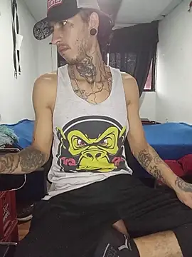 Snapshot of Tattoboy19cm chatting on June 3, 8:24 pm Tattoboy19cm online show from June 3, 8:24 pm
