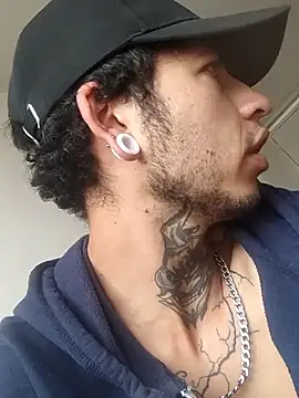 Snapshot of Tattoboy19cm chatting on October 7, 3:13 pm Tattoboy19cm online show from October 7, 3:13 pm