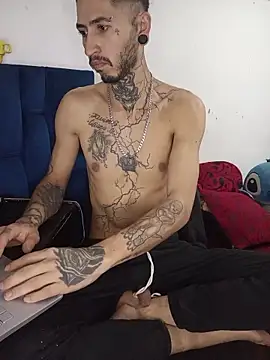 Snapshot of Tattoboy19cm chatting on July 10, 4:40 pm Tattoboy19cm online show from July 10, 4:40 pm