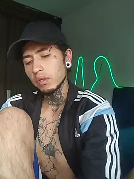 Snapshot of Tattoboy19cm chatting on October 18, 6:32 pm Tattoboy19cm online show from October 18, 6:32 pm