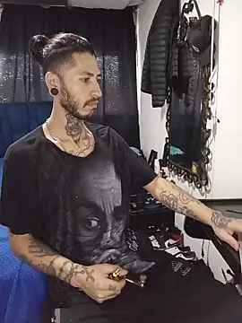 Snapshot of Tattoboy19cm chatting on July 17, 10:29 pm Tattoboy19cm online show from July 17, 10:29 pm