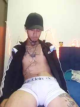 Snapshot of Tattoboy19cm chatting on October 8, 3:19 am Tattoboy19cm online show from October 8, 3:19 am