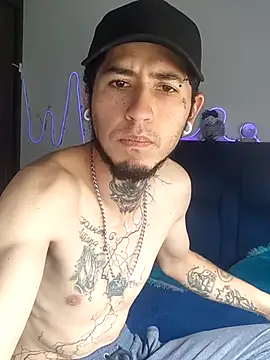 Snapshot of Tattoboy19cm chatting on September 19, 5:28 pm Tattoboy19cm online show from September 19, 5:28 pm
