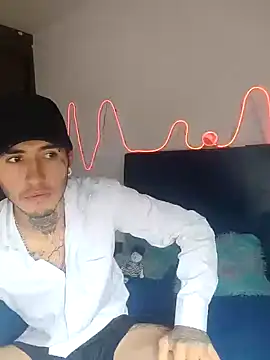 Snapshot of Tattoboy19cm chatting on September 30, 3:07 pm Tattoboy19cm online show from September 30, 3:07 pm