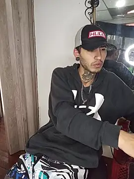 Snapshot of Tattoboy19cm chatting on June 2, 11:54 am Tattoboy19cm online show from June 2, 11:54 am