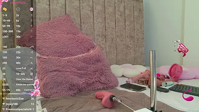 EmiilyEvans  online show from April 30, 8:57 pm