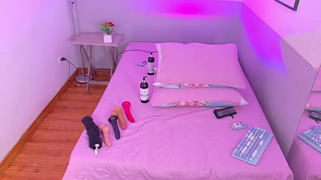 cutepetitee online show from December 3, 7:35 pm