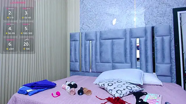 cutepetitee online show from October 25, 6:08 pm