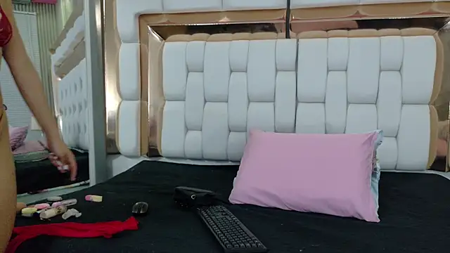 cutepetitee online show from November 16, 8:02 pm