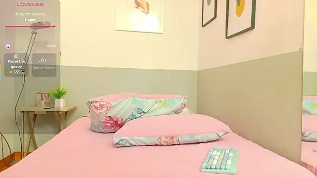 cutepetitee online show from October 29, 7:02 pm