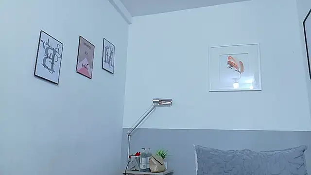 cutepetitee online show from October 24, 7:57 pm