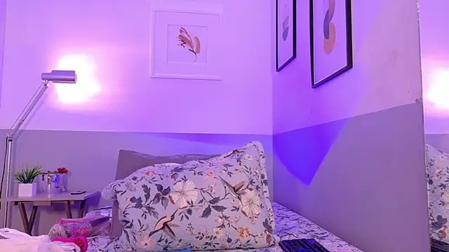 cutepetitee online show from April 14, 7:52 pm