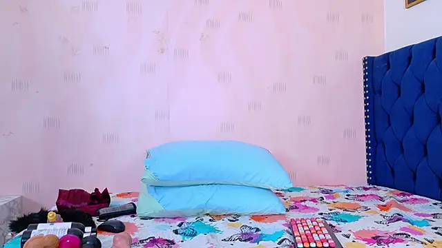 cutepetitee online show from November 29, 7:58 pm