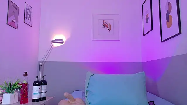 cutepetitee online show from April 9, 7:31 pm