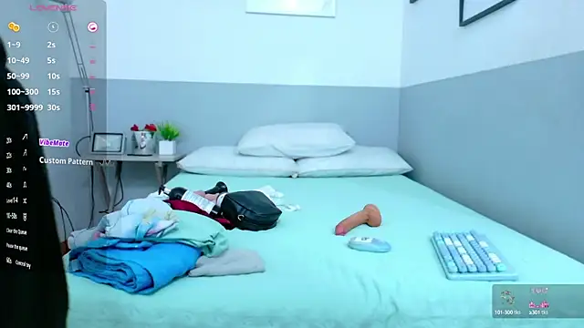 cutepetitee online show from September 26, 8:05 pm