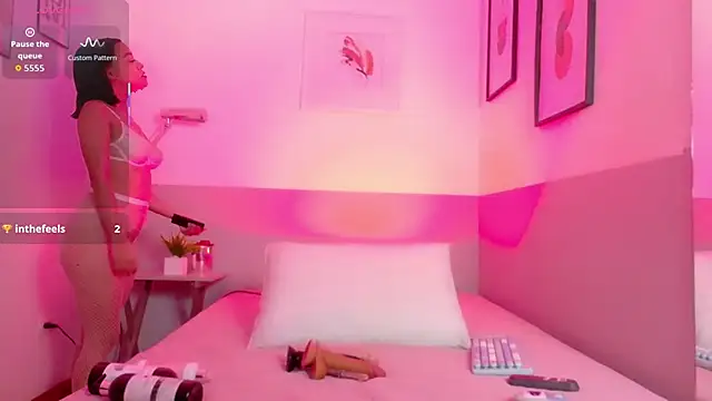 cutepetitee online show from October 17, 8:43 pm