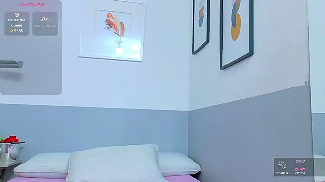 cutepetitee online show from October 3, 7:59 pm