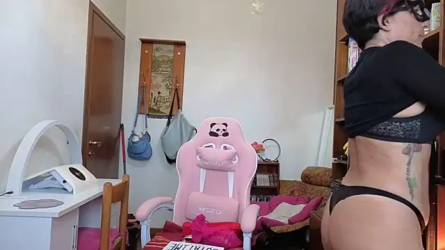 Snapshot of DragonflyExhib chatting on May 15, 8:23 am DragonflyExhib online show from May 15, 8:23 am