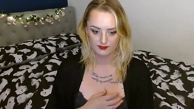 Snapshot of EmiWinters23 chatting on October 7, 8:21 pm EmiWinters23 online show from October 7, 8:21 pm