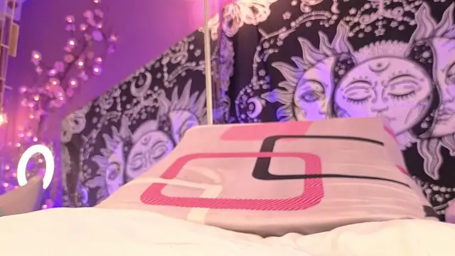 Snapshot of Gaia_Gatex chatting on December 17, 4:34 pm Gaia Gatex online show from December 17, 4:34 pm