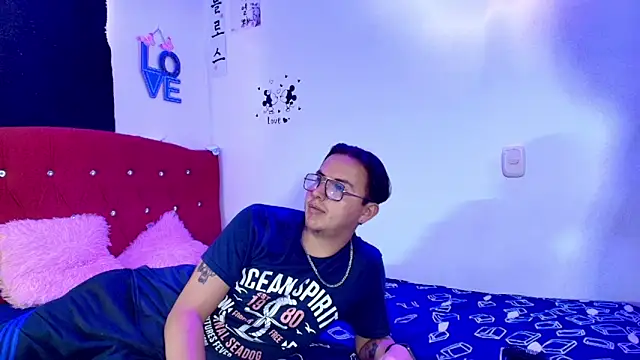 Snapshot of Husbands_Horny chatting on May 6, 3:16 pm Husbands Horny online show from May 6, 3:16 pm