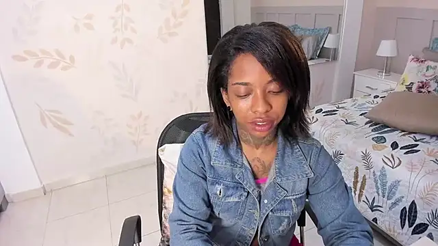 Snapshot of Pauline_Fox chatting on June 16, 2:00 am Pauline Fox online show from June 16, 2:00 am