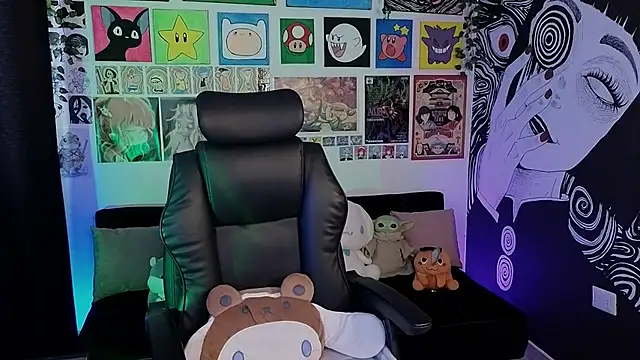 Yuhwan  online show from November 8, 8:12 pm