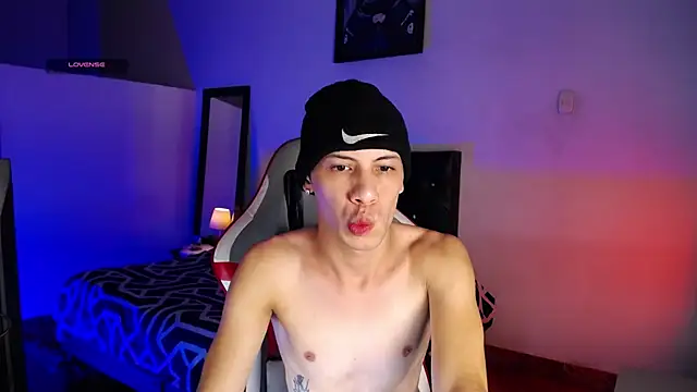 Snapshot of santiago_cutex chatting on July 10, 1:16 am santiago cutex online show from July 10, 1:16 am