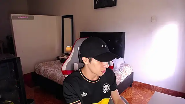 Snapshot of santiago_cutex chatting on June 22, 12:24 pm santiago cutex online show from June 22, 12:24 pm