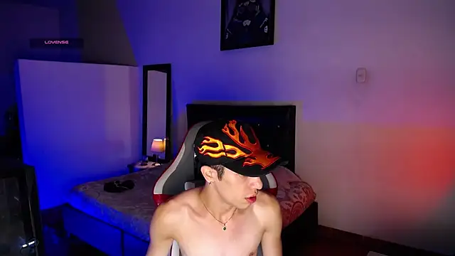 Snapshot of santiago_cutex chatting on June 20, 4:23 pm santiago cutex online show from June 20, 4:23 pm