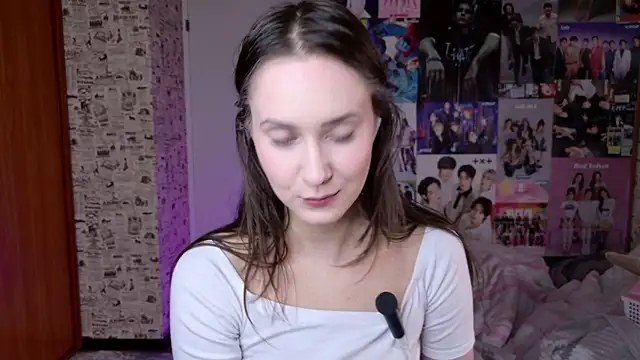 Snapshot of LucyRose3 chatting on December 16, 1:21 am LucyRose3 online show from December 16, 1:21 am