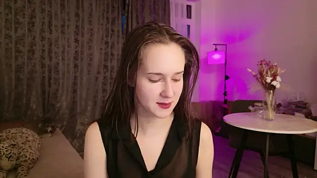 LucyRose3 online show from April 6, 5:25 pm