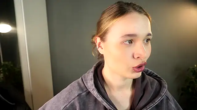 lisa schiele online show from December 4, 9:03 pm