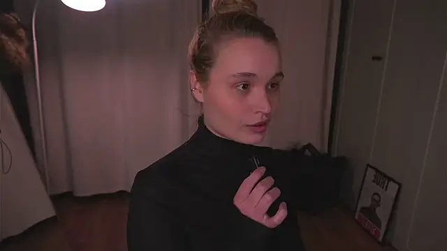 lisa schiele online show from April 1, 9:01 pm