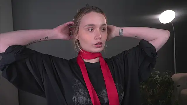 lisa schiele online show from December 15, 8:03 pm