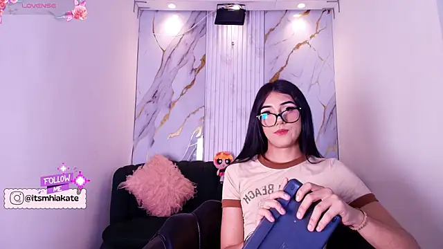 Snapshot of Mhiaa_Sweet chatting on April 23, 12:11 pm Mhiaa Sweet online show from April 23, 12:11 pm