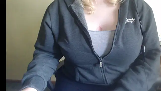 Snapshot of LunoviaXL chatting on November 1, 1:05 pm LunoviaXL online show from November 1, 1:05 pm