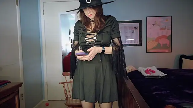 Snapshot of MommyGoddessL chatting on October 31, 2:46 pm MommyGoddessL online show from October 31, 2:46 pm