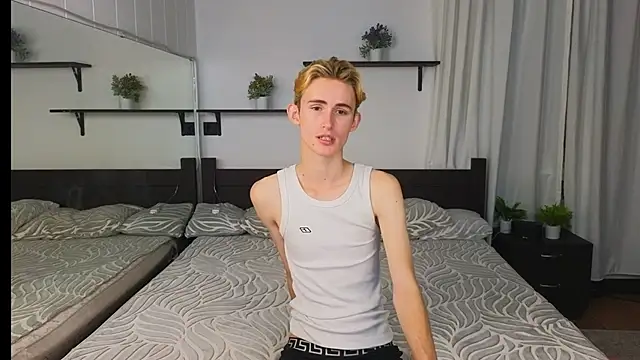 Snapshot of tommy_XXX chatting on September 23, 6:04 pm tommy XXX online show from September 23, 6:04 pm